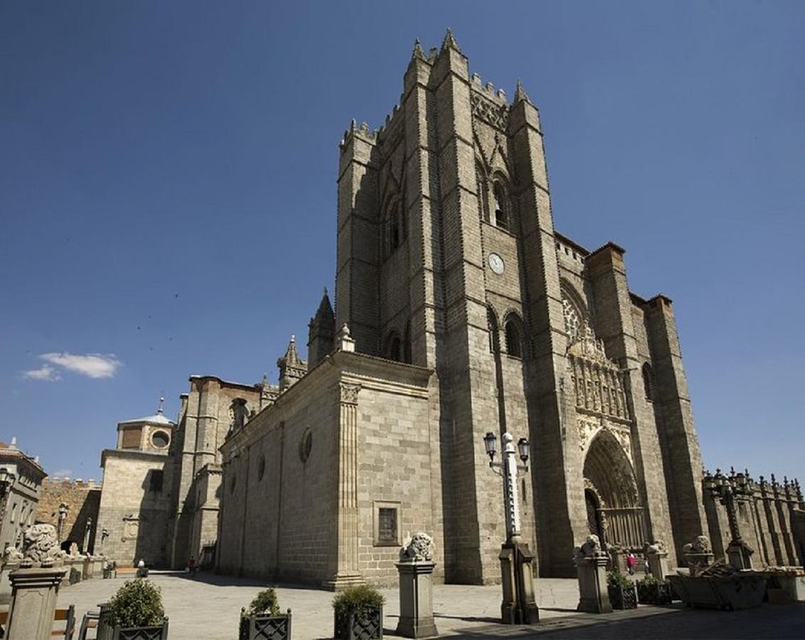 Apartamentos Turisticos Avila La Catedral Bagian luar foto